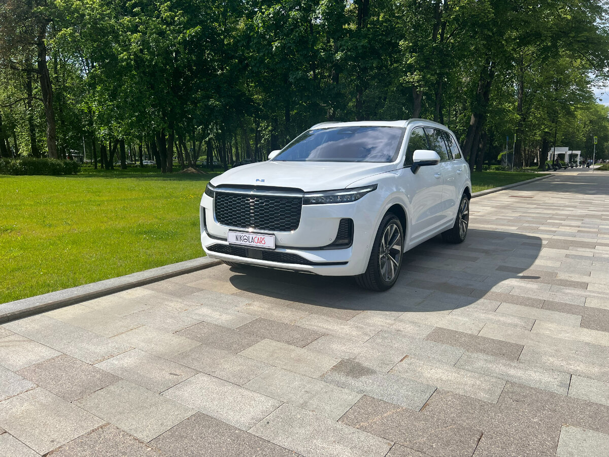 Ли Авто Ликсан LiXiang One L1 белого цвета.