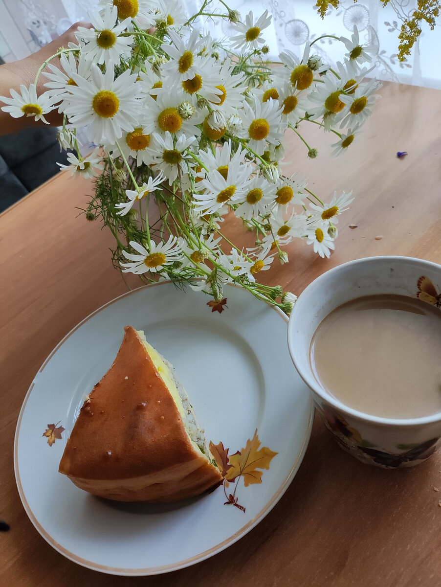 Пирог с рыбой и рисом, ромашки и кофе