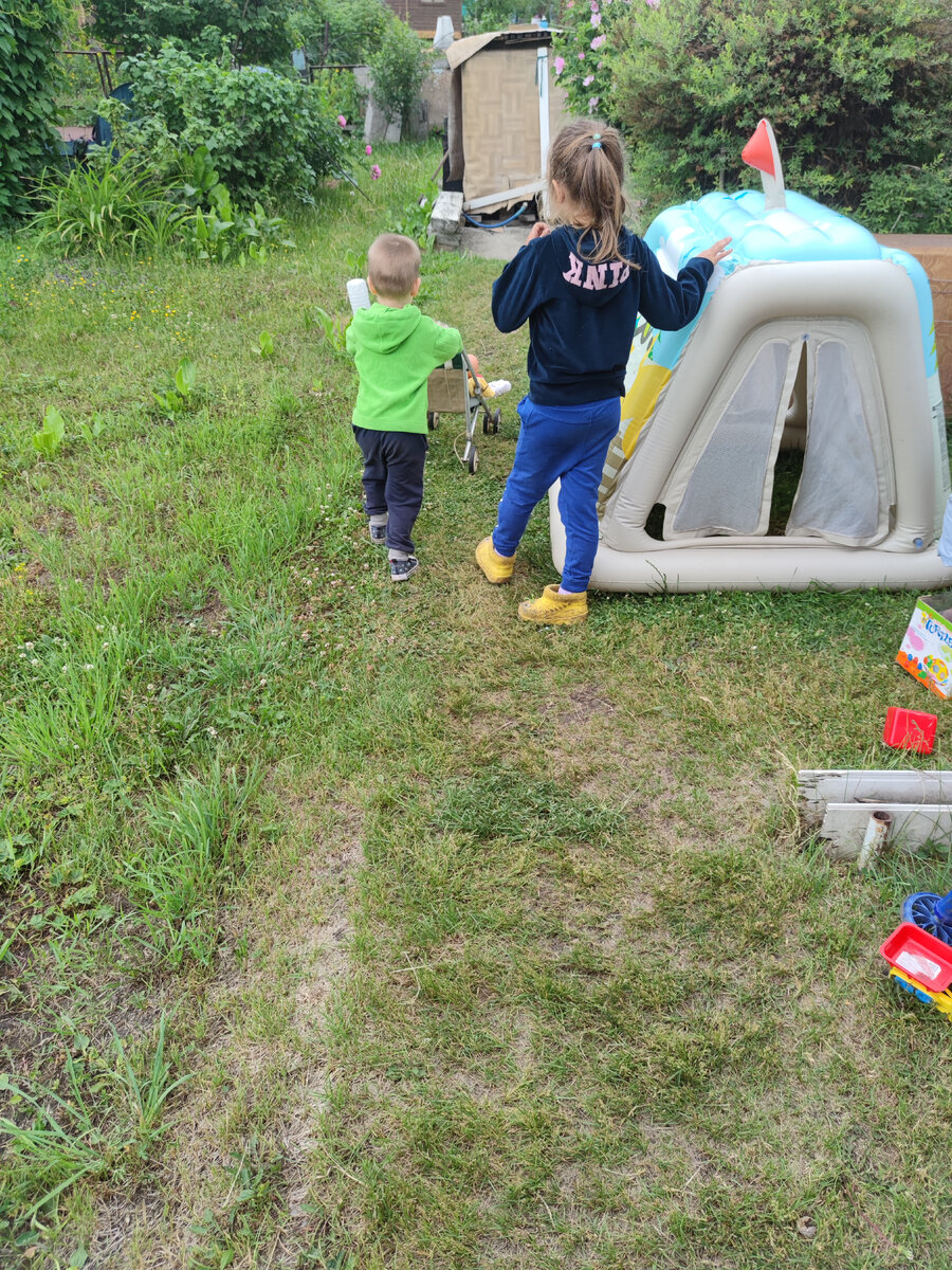 Фото автора. Катает детей в коляске.