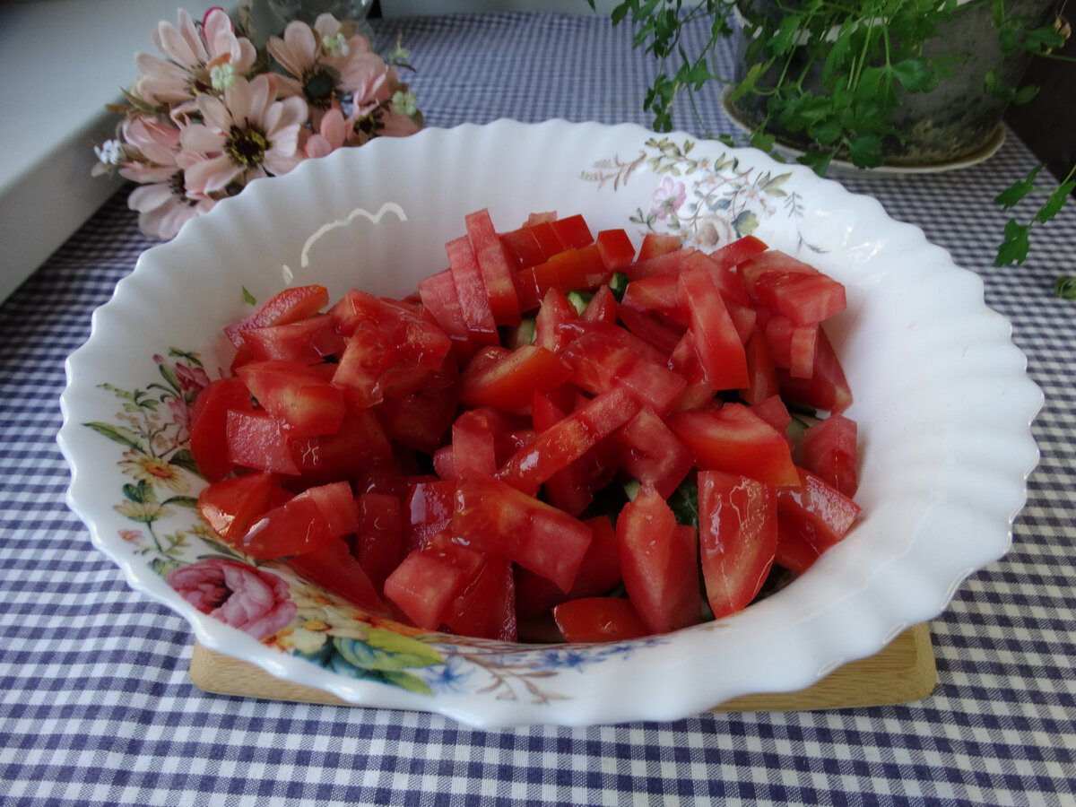 Салат из листьев салата, сладкого перца, помидор и огурцов | Готовим вкусно  дома/ Кулинария/ Рецепты | Дзен