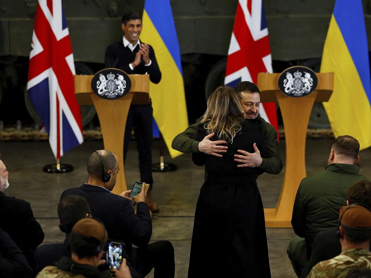 Президент Украины Владимир Зеленский обнимает журналистку во время совместной пресс-конференции с британским премьер-министром Риши Сунаком© AP Photo / Peter Nicholls