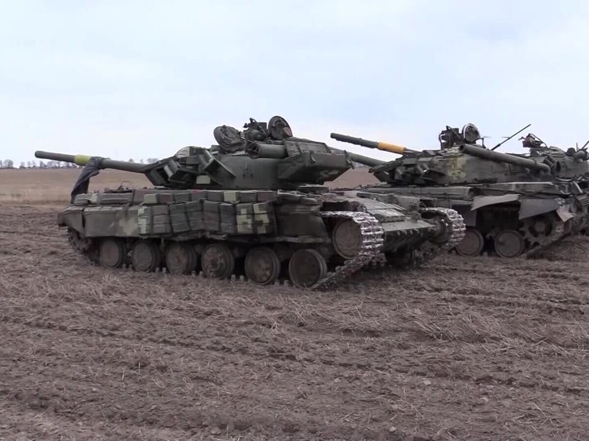    Танки Т-64 ВСУ,, захваченные ВС РФ в Черниговской области. Кадр видео© РИА Новости / Министерство обороны РФ