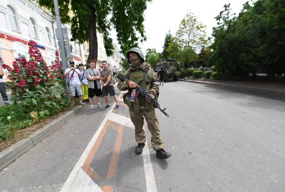    Ростов-на-Дону, боец ЧВК «Вагнер» у здания штаба Южного военного округа