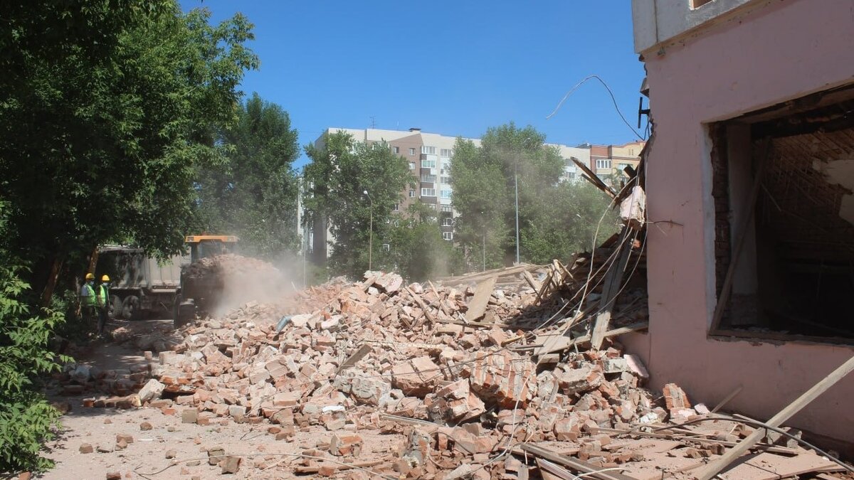     В Тюмени за двое суток снесли здание коррекционной школы по улице Красных Зорь. Для демонтажа пришлось применить специальный экскаватор с вылетом стрелы более 30 метров.