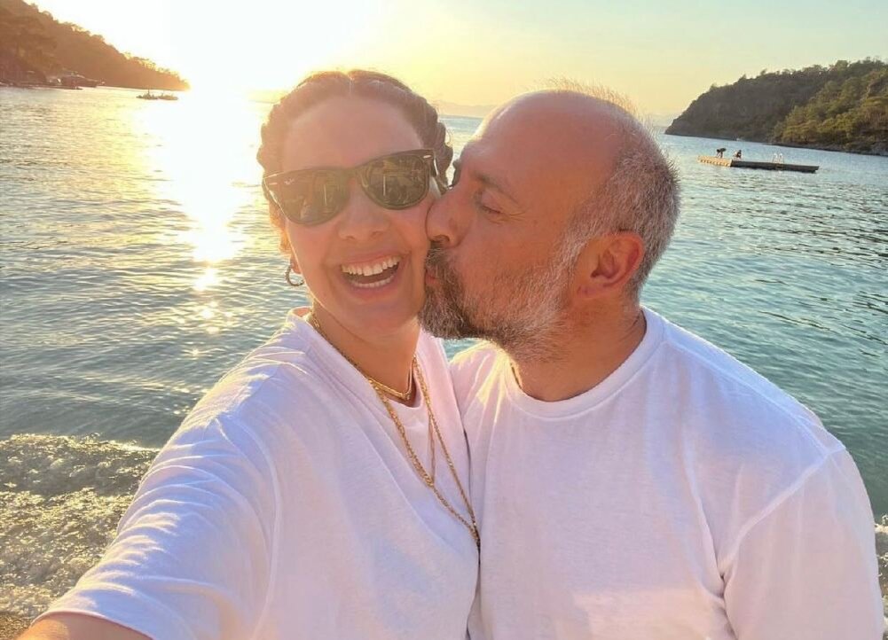 https://allturkserials.com/wp-content/uploads/2022/08/bergyuzar-korel-i-halit-ergench-letnij-otdyh-22-02.jpg