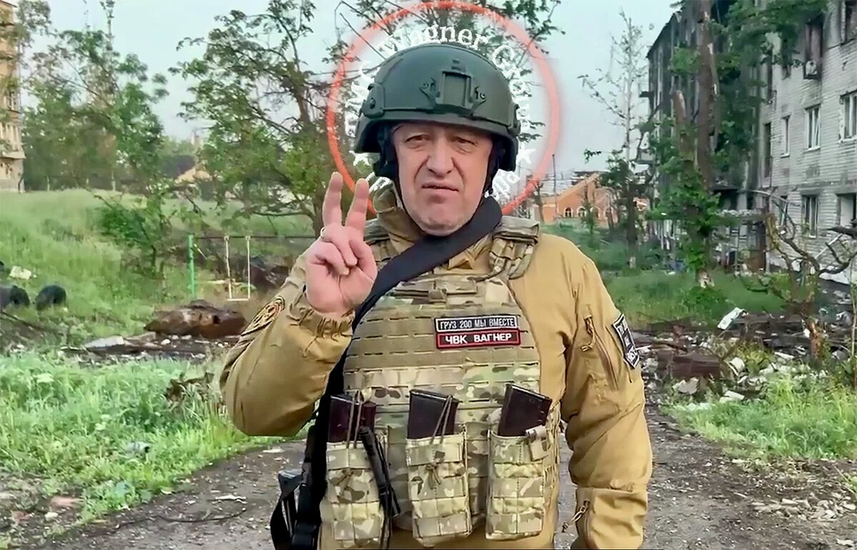 «Мы все глядим в Наполеоны», – сетовал А.С. Пушкин. Однако Россия — такая страна, в которой глядеть в эту сторону малоперспективно. Кого бы ни прочили у нас в Бонапарты, все либо терпели фиаско, либо даже не успевали кинуть свой роковой жребий. Один только ХХ век показал это на примере Корнилова, Махно, Тухачевского, Берии, Лебедя. И вот – мятеж Евгения Пригожина как ярчайший случай русского бонапартизма. Сегодня, когда страна ведет тяжелейшую борьбу с внешним неприятелем, удар по своим в тылу — это величайшая низость. С этого момента бессмысленно становится обсуждать взгляды Пригожина, оценивать, в чем он прав, а в чем неправ. Публицист Караулов.