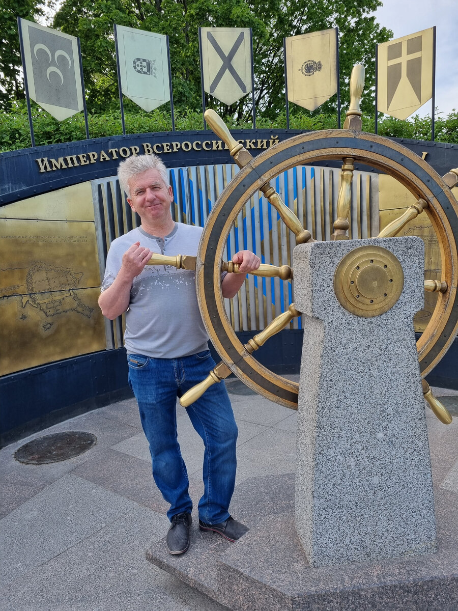 Аллея славы Русских флотоводцев на набережной Кронштадта.