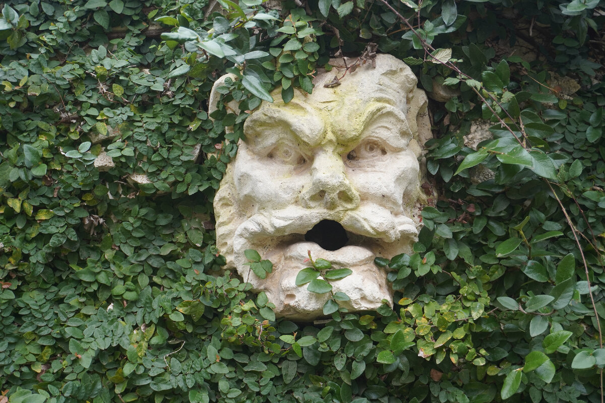 Маскарон в парке виллы Дориа-Памфили на древнеримском холме Яникул 
