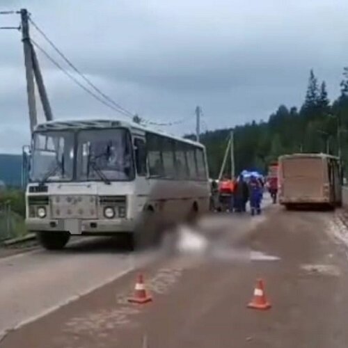 Прокуратура проконтролирует ход проверки и проверит законность решений по факту наезда автобуса на трех пешеходов в Усть-Куте. Как сообщает пресс-служба ведомства, в результате происшествия 44-летний мужчина скончался на месте, второй 37-летний пешеход позже умер в больнице.