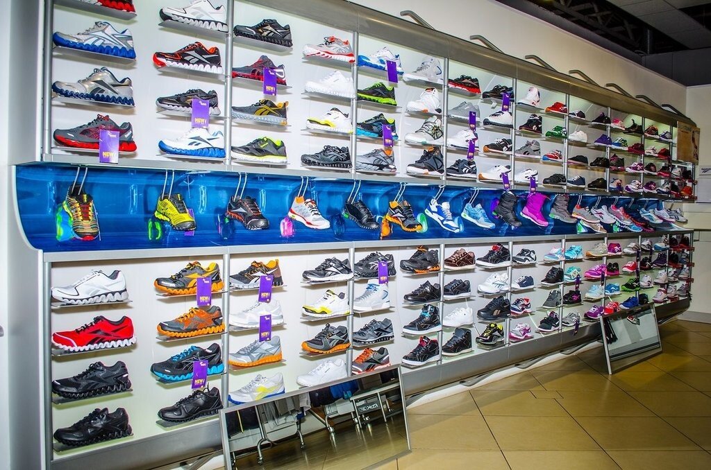 Магазин кроссовок барнаул. Спортивная одежда и обувь. Reebok магазин. Магазин Reebok в Москве. Магазин спортивный Reebok.