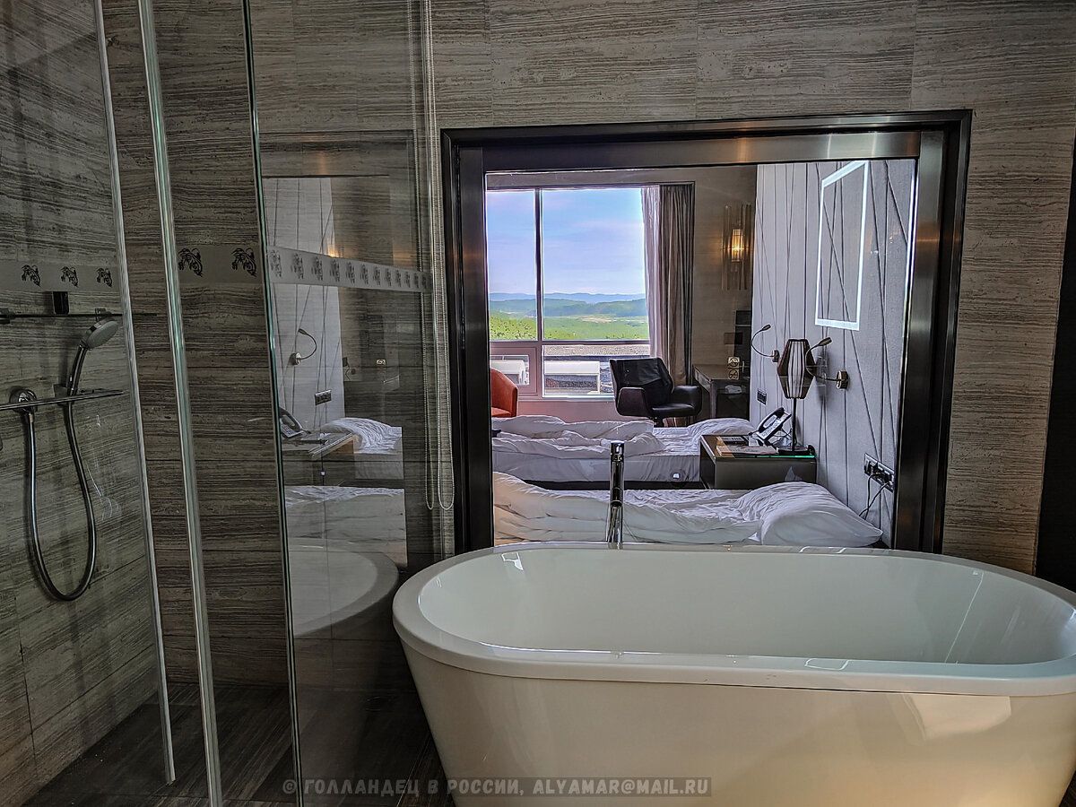 Ванная с окном. Комната>> Фото: из личного архива