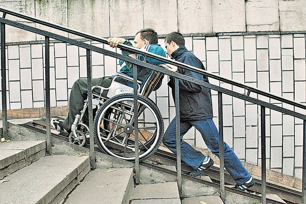 Инвалидность украина. Барьеры для инвалидов. Инвалид колясочник. Дискриминация людей с ограниченными возможностями. Коляска для инвалидов.