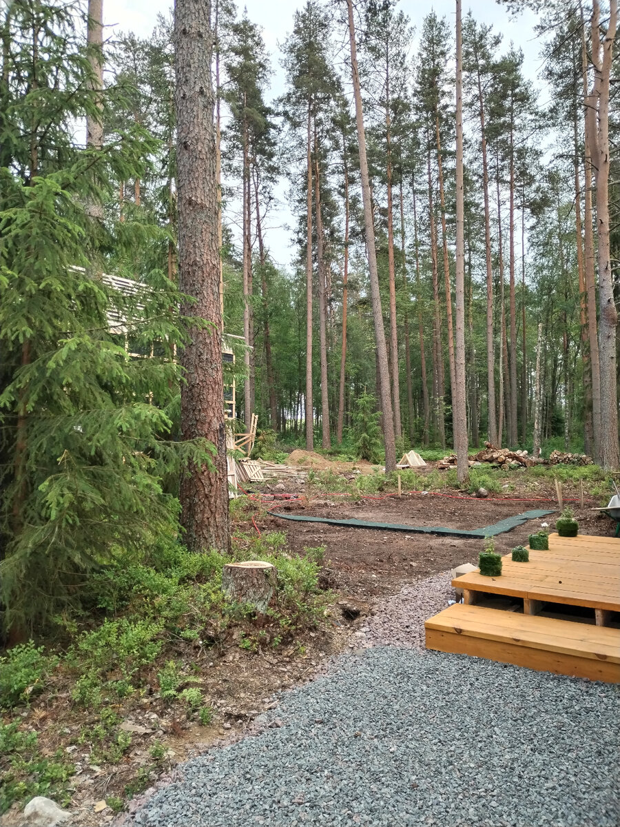 Здесь ещё примеряем плитку для будущей площадки.