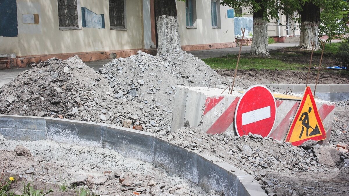     Жилые комплексы «Меридиан Юг» и «Никольский» оторваны от города. Сейчас там имеются лишь временные дороги и вовсе не ездит общественный транспорт.