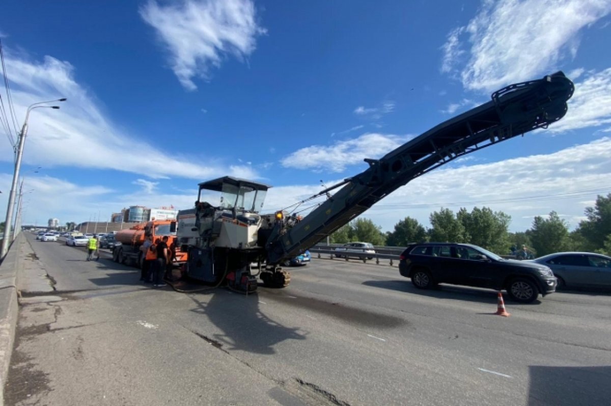    Ремонт Октябрьского моста планируют завершить к концу июля.