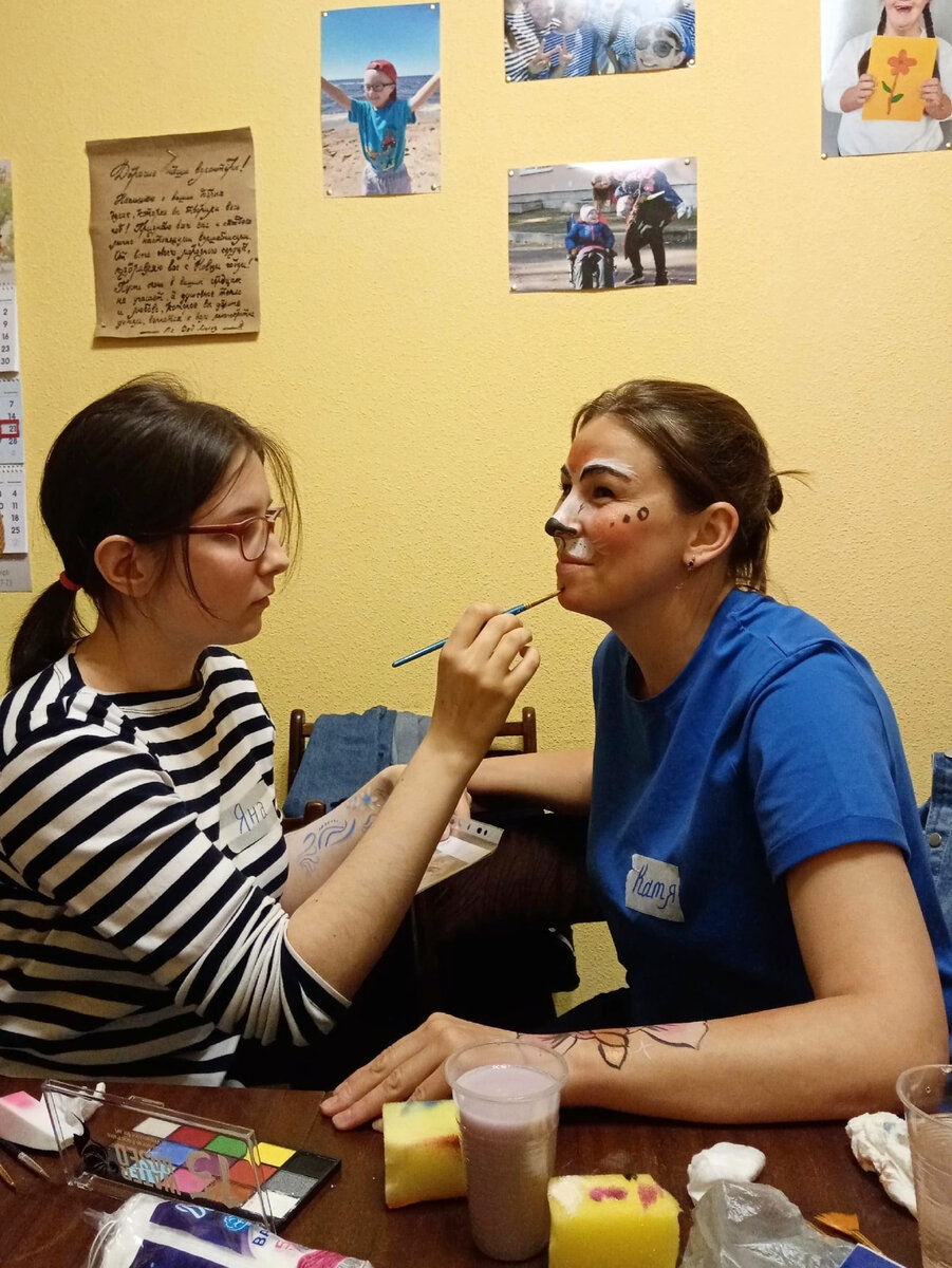 Наши волонтёры на мастер-классе по аквагриму