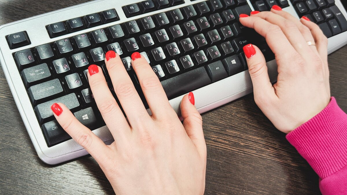     Женщина обматерила в соцсетях двух человек, за что теперь выплатит штраф. Подробности рассказали в региональной прокуратуре.