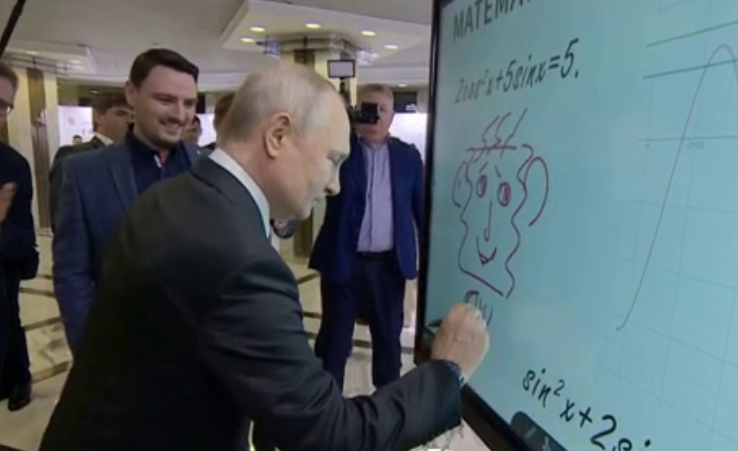    Владимир Путин рисует на российском мониторе Кадр из видео