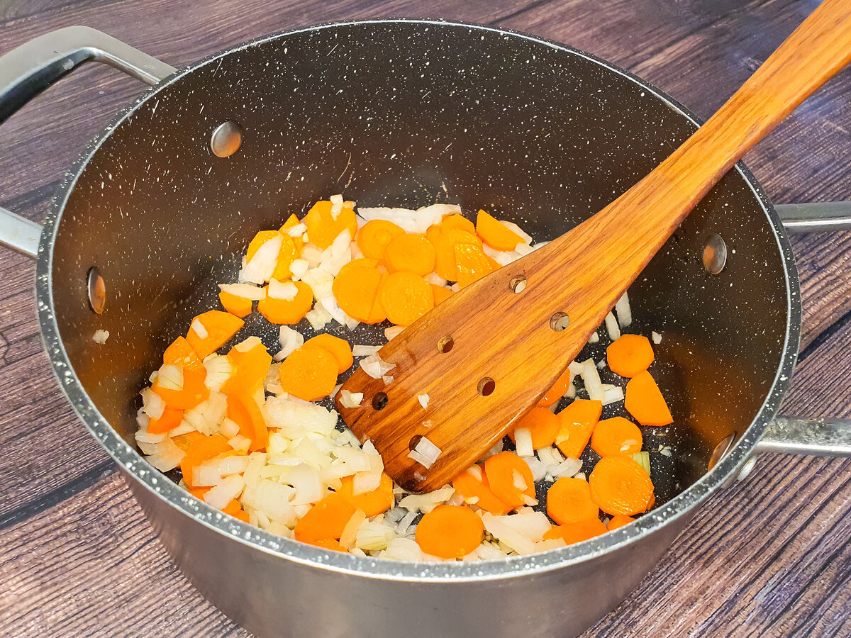 Обжариваем овощи