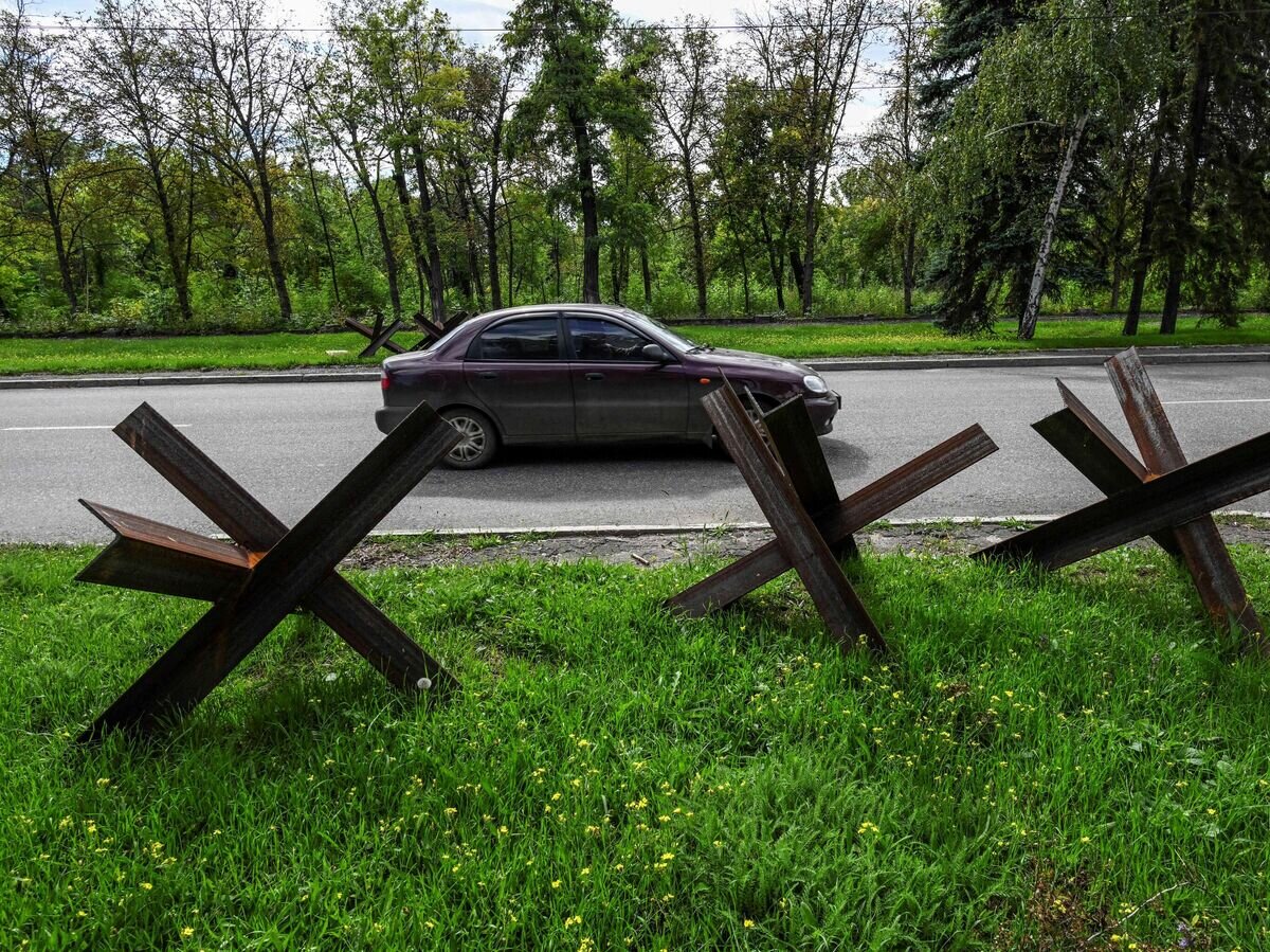    Автомобиль проезжает мимо противотанковых заграждений в Краматорске© AFP 2023 / JUAN BARRETO