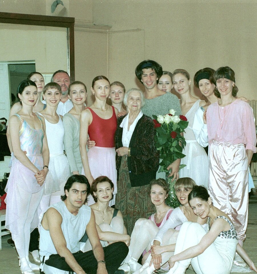 Семёнова Марина Тимофеевна с учениками в 90-летний юбилей. Фото: Игорь Захаркин