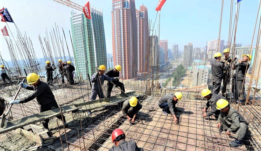 Северокорейские рабочие на стройке в Пхеньяне. Источник: Яндекс.Картинки