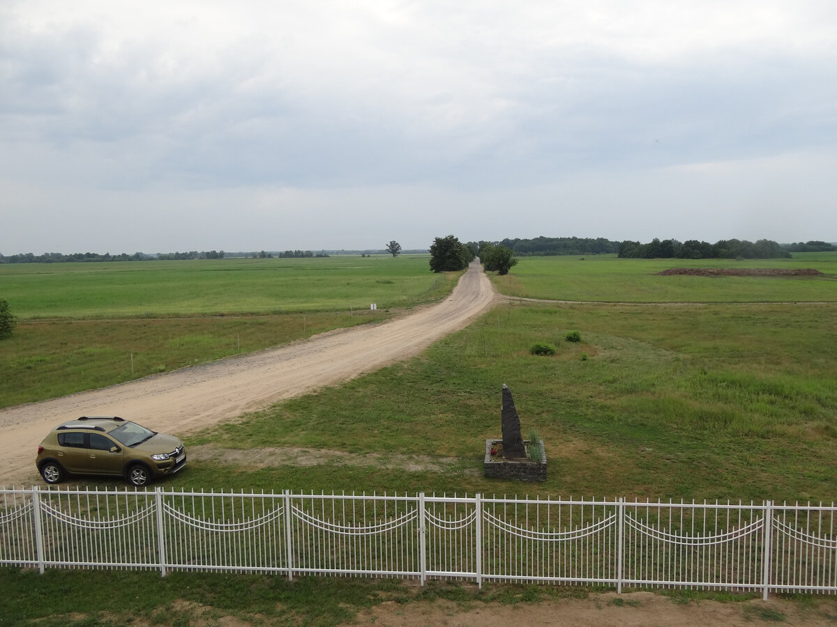 Грунтовая дорога к усадьбе Наполеона Орды близ деревни Вороцевичи в Брестской области