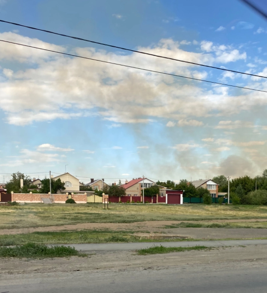 Наш дом самый светлый, с полукруглым окном на втором этаже, первый слева