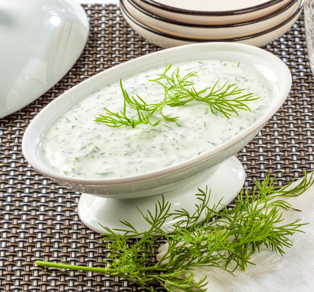 Дзадзики – это классический греческий соус, известный своим освежающим вкусом и ароматом.