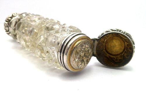 Старинный нюхательный кулон викторианской эпохи. Источник: sellingantiques.co.uk