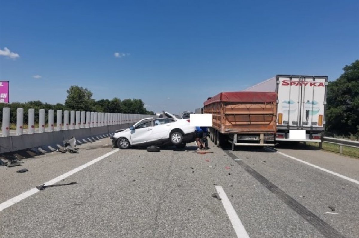    Водитель легковушки попал в реанимацию, врезавшись в фуру на Ставрополье