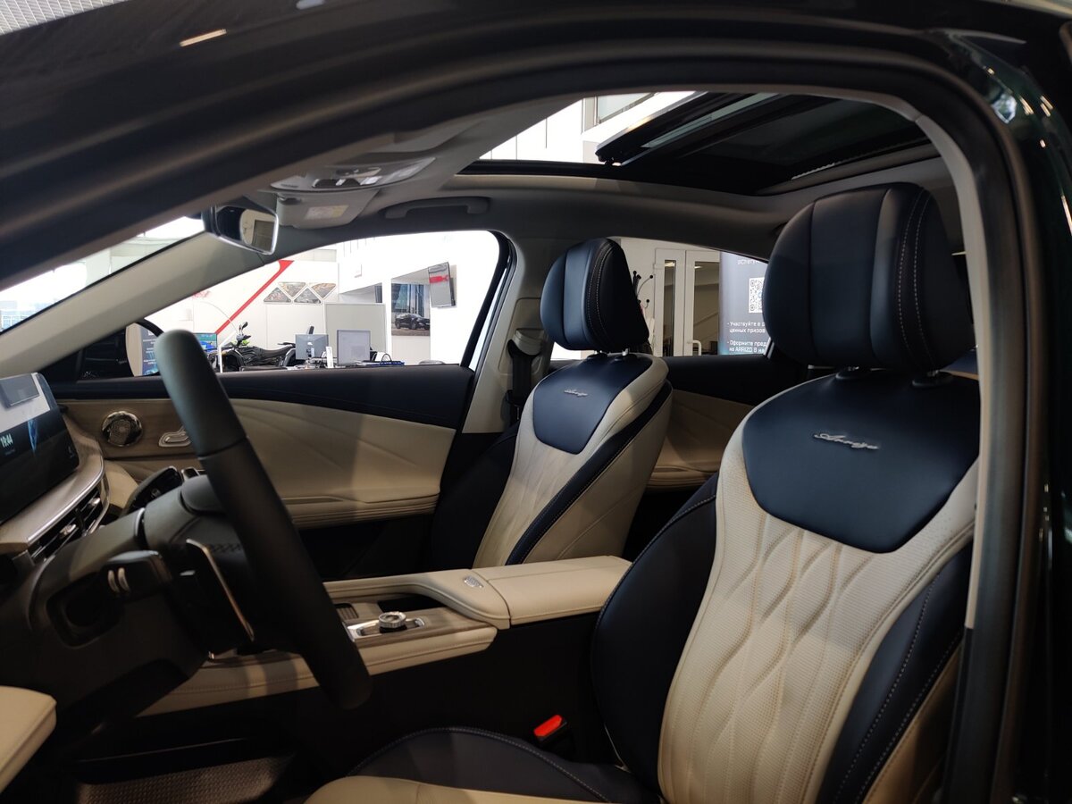 Эргономичные сидения имеют удобную форму и обладают множеством регулировок, а также обогревом и вентиляцией 