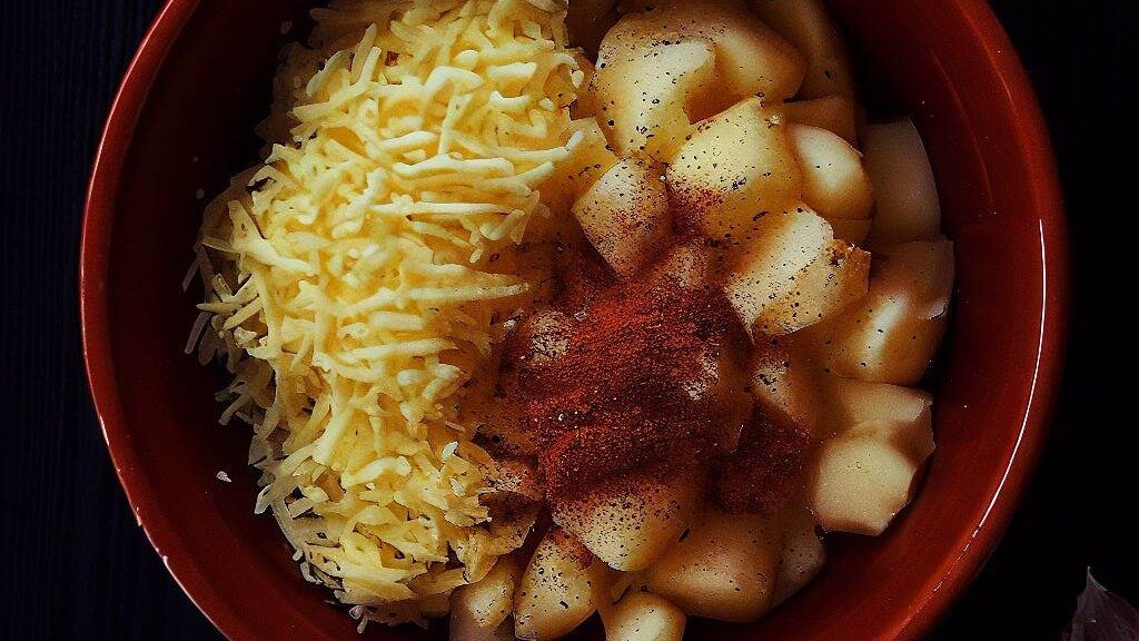 Обычно картофель мы используем как гарнир, а в нашем блюде он - начинка