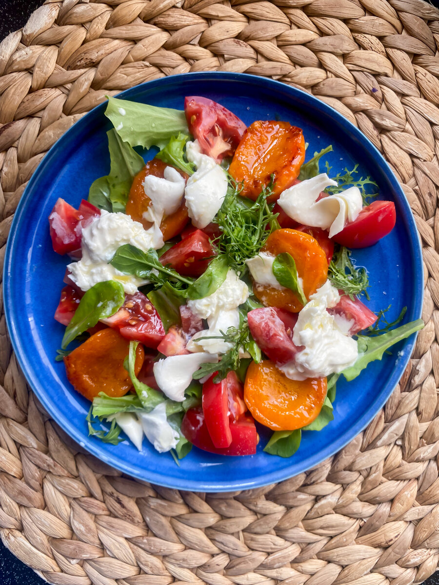 салат с абрикосом и бурратой