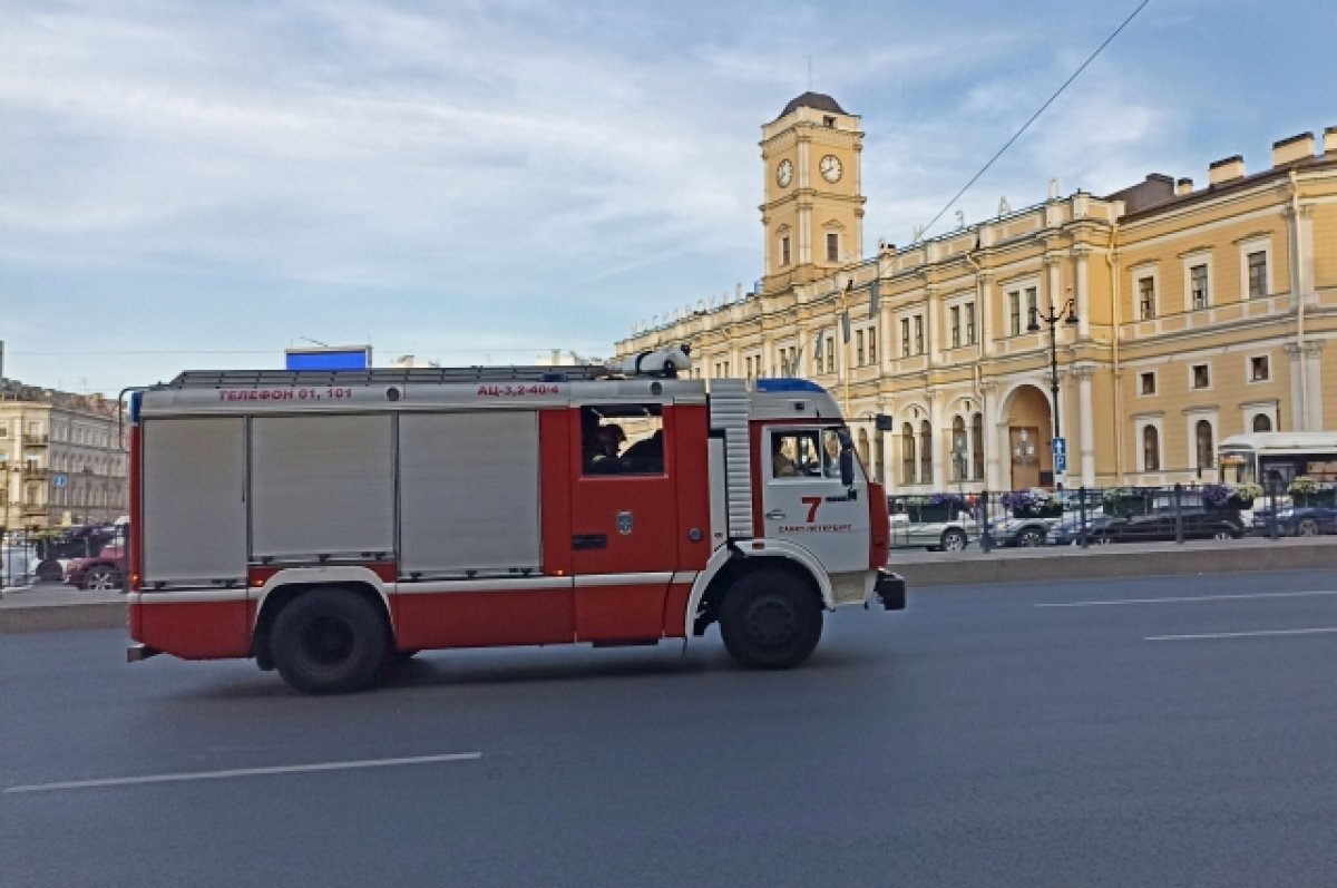    В Петербурге загорелось здание бывшей ситценабивной фабрики