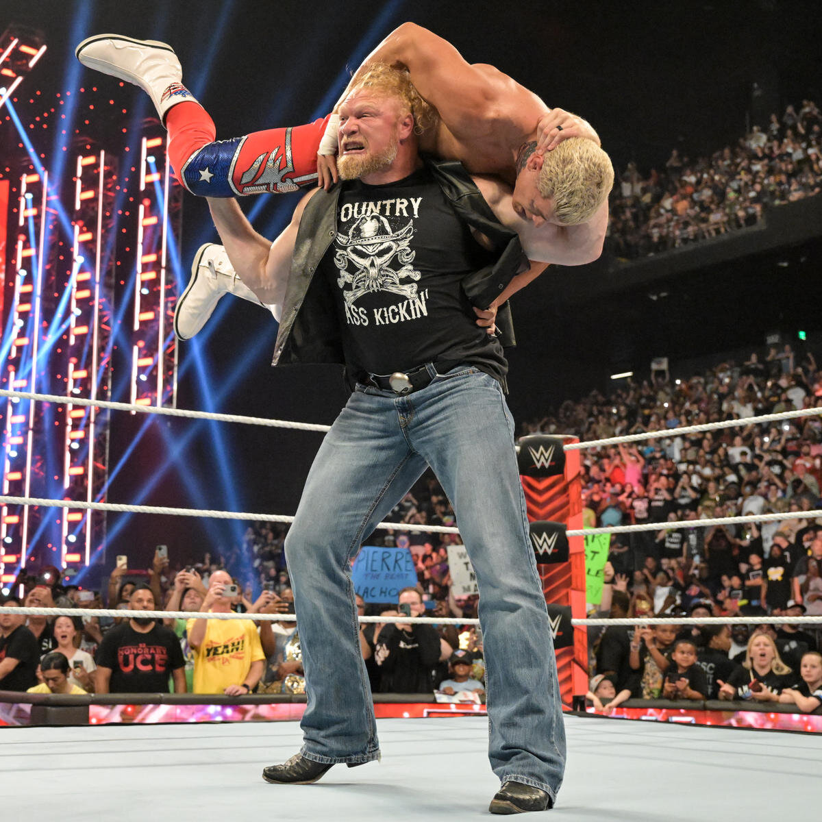 Брок Леснар проводит свой приём "F5" на Коди Роудсе