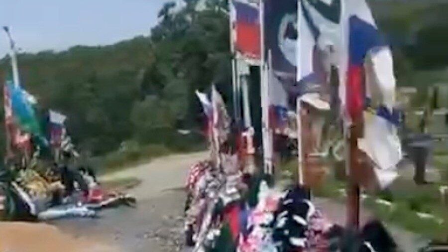     Вандалы порезали флаги России и сняли флаги частной военной компании «Вагнер».