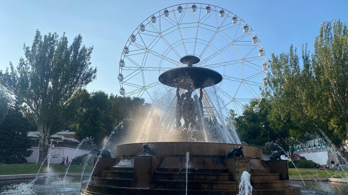     Городские фонтаны из-за нетщательной очистки становятся рассадником грибковых и кишечных заболеваний, об этом корреспонденту RostovGazeta рассказала медсестра одной из ростовских больниц Ольга Фарасян.