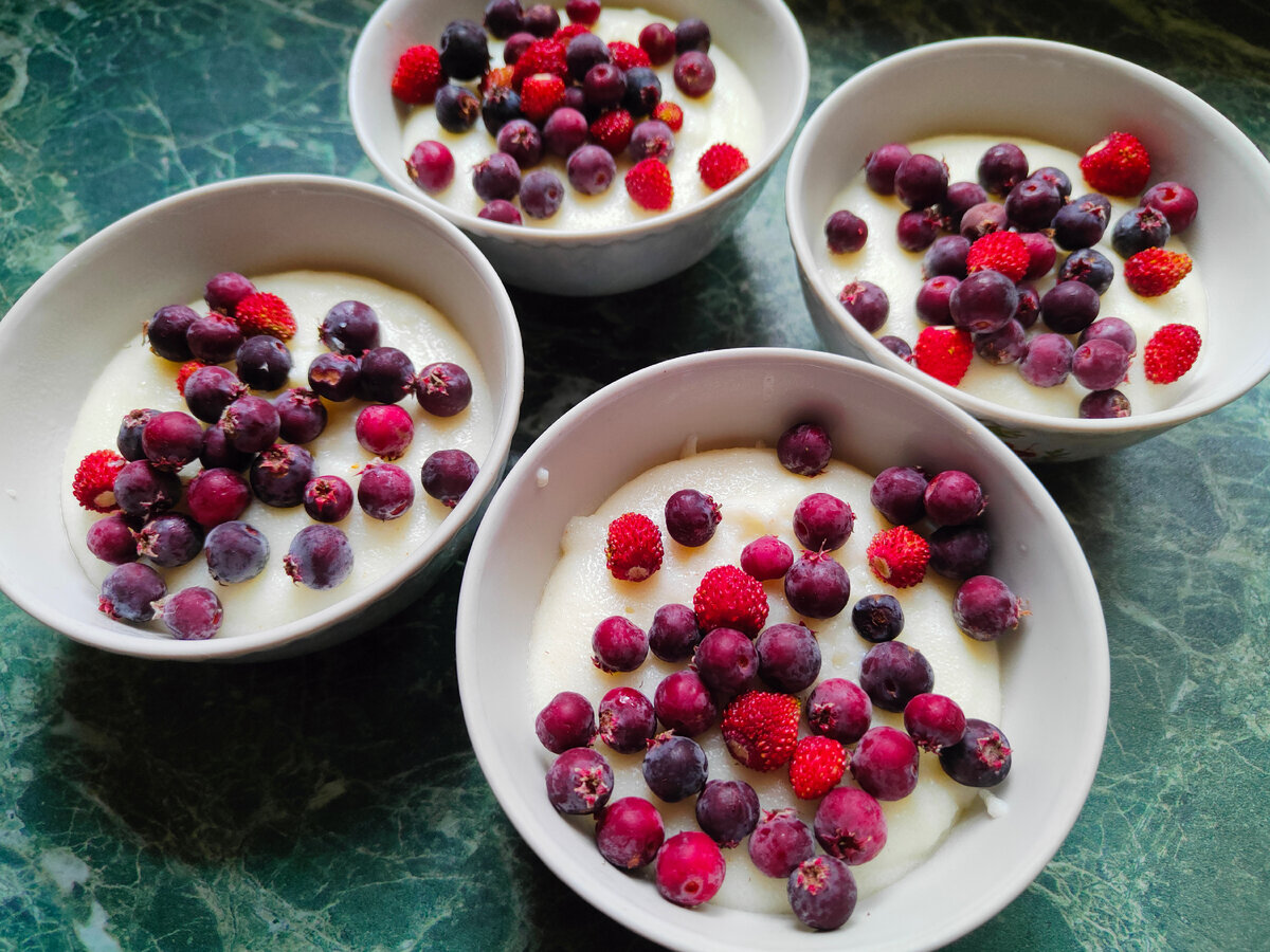 Манная каша с ягодками 😁 (ирга и земляника) По мнению детей, такая манная каша вкусна и в холодном виде, практически как десерт 😊