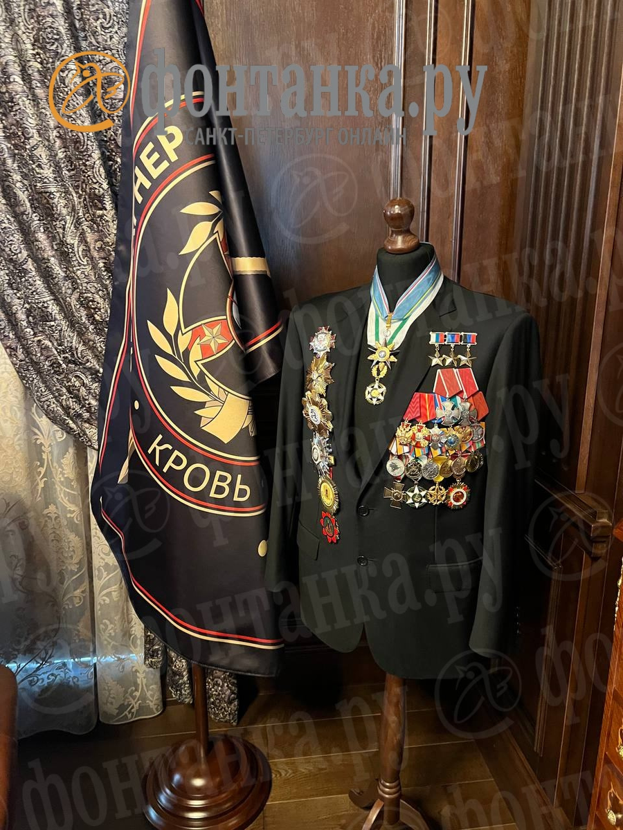 Парадное одеяние Пригожина. Фотография "Фонтанки". См статью на https://www.fontanka.ru/2023/07/05/72467339/