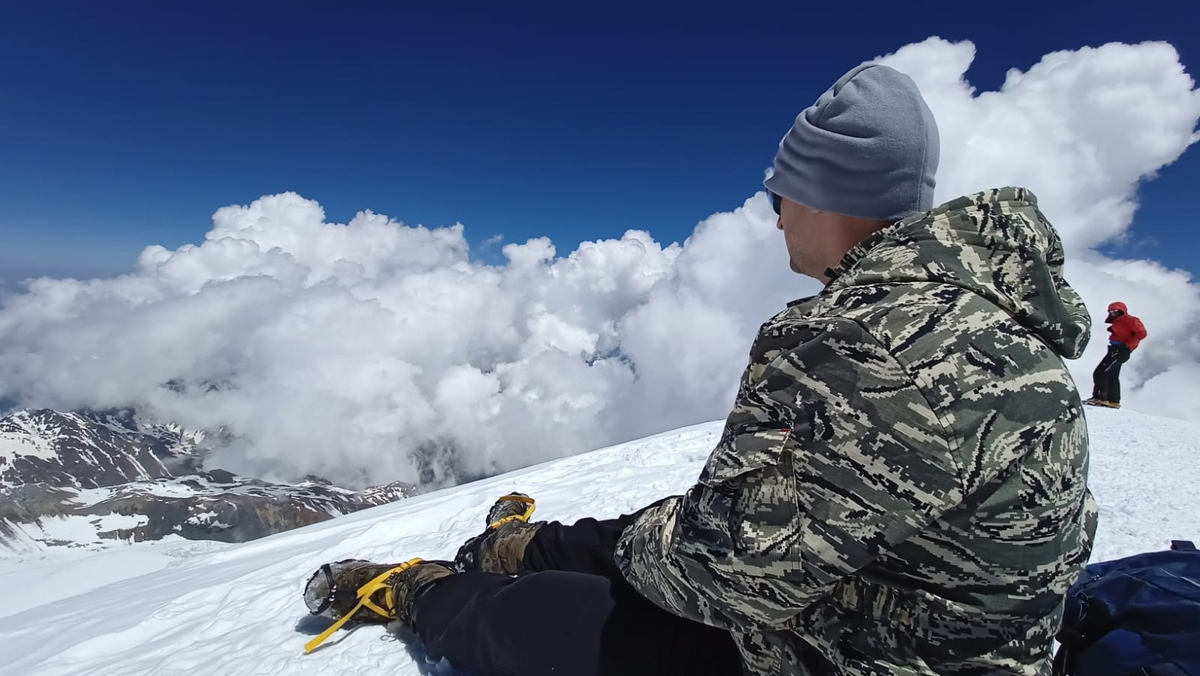    Пара жителей Кондопоги взобралась на Казбек с мечом Алексей Петрик/ВК