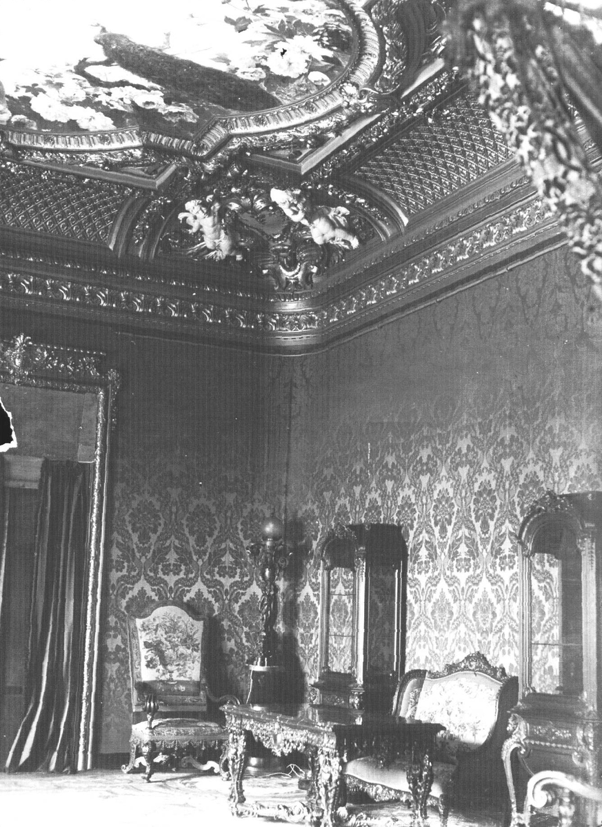 Комната в здании германского посольства, где был убит посол.