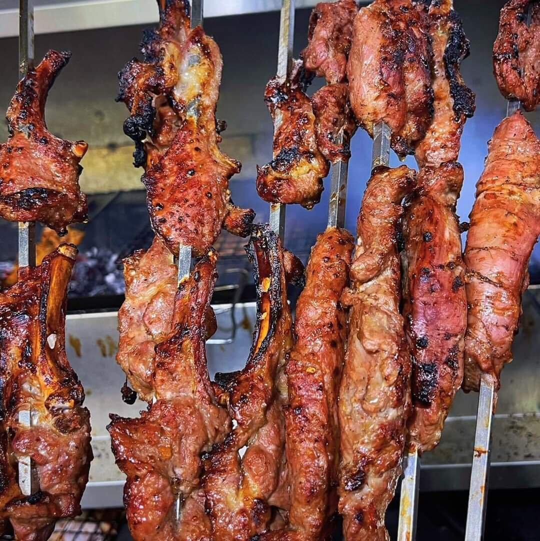 Есть блюдо микс-гриль, когда разбавляют ценное мясо баранины говядиной и курятиной и еще могут положить кусок хававши (жареный на масле хлеб с фаршем внутри).