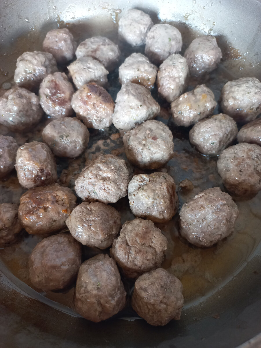 Обжариваем фрикадельки 