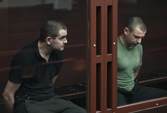    Граждане Украины Юрий Доманчук и Виталий Скакун, обвиняемые в покушении на первого заместителя главы администрации Херсонской области Виталия Булюка, в зале Южного окружного военного суда во время оглашения приговора