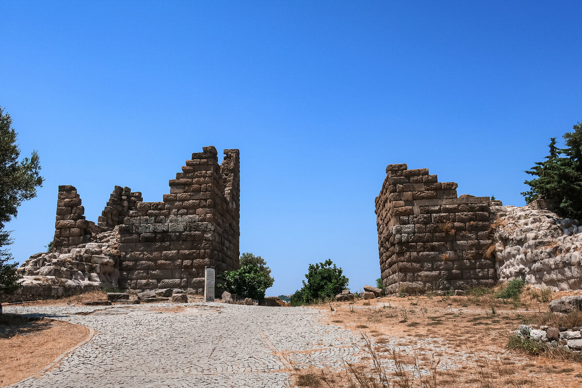 Ворота Миндоса. Были возведены в 4 столетии до н.э., во время правления легендарного Мавсола. Монументальные оборонительные сооружения долго пытался захватить Александр Македонский.