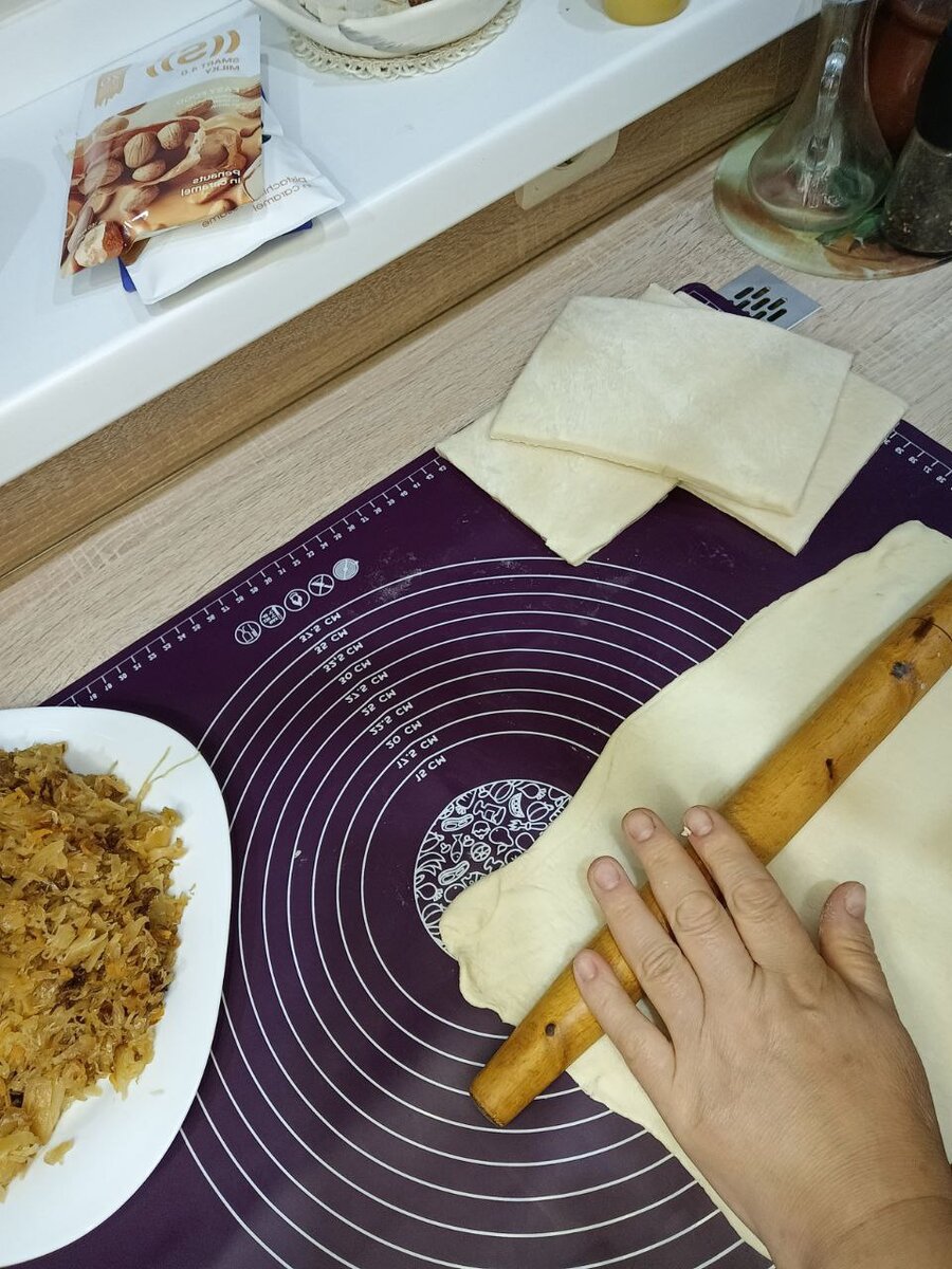 Раскатала скалкой тесто... 