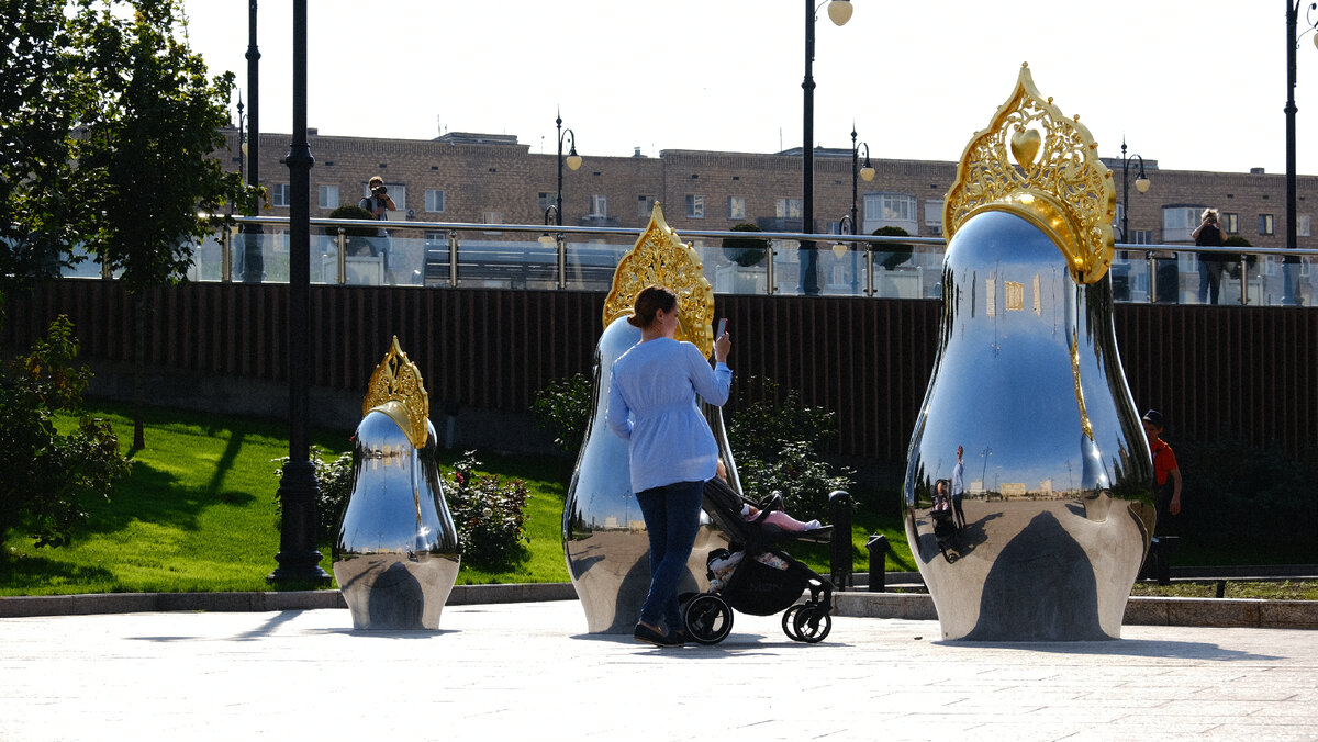 Арт-объект состоит из семи матрешек разной высоты. Размеры скульптур — это разные этапы развития человека «физически, интеллектуально, социально и духовно». Декор в виде жемчуга — это символ чистоты, здоровья и богатства, кокошники на матрешках — метафора «многогранности и тонкости русской души».