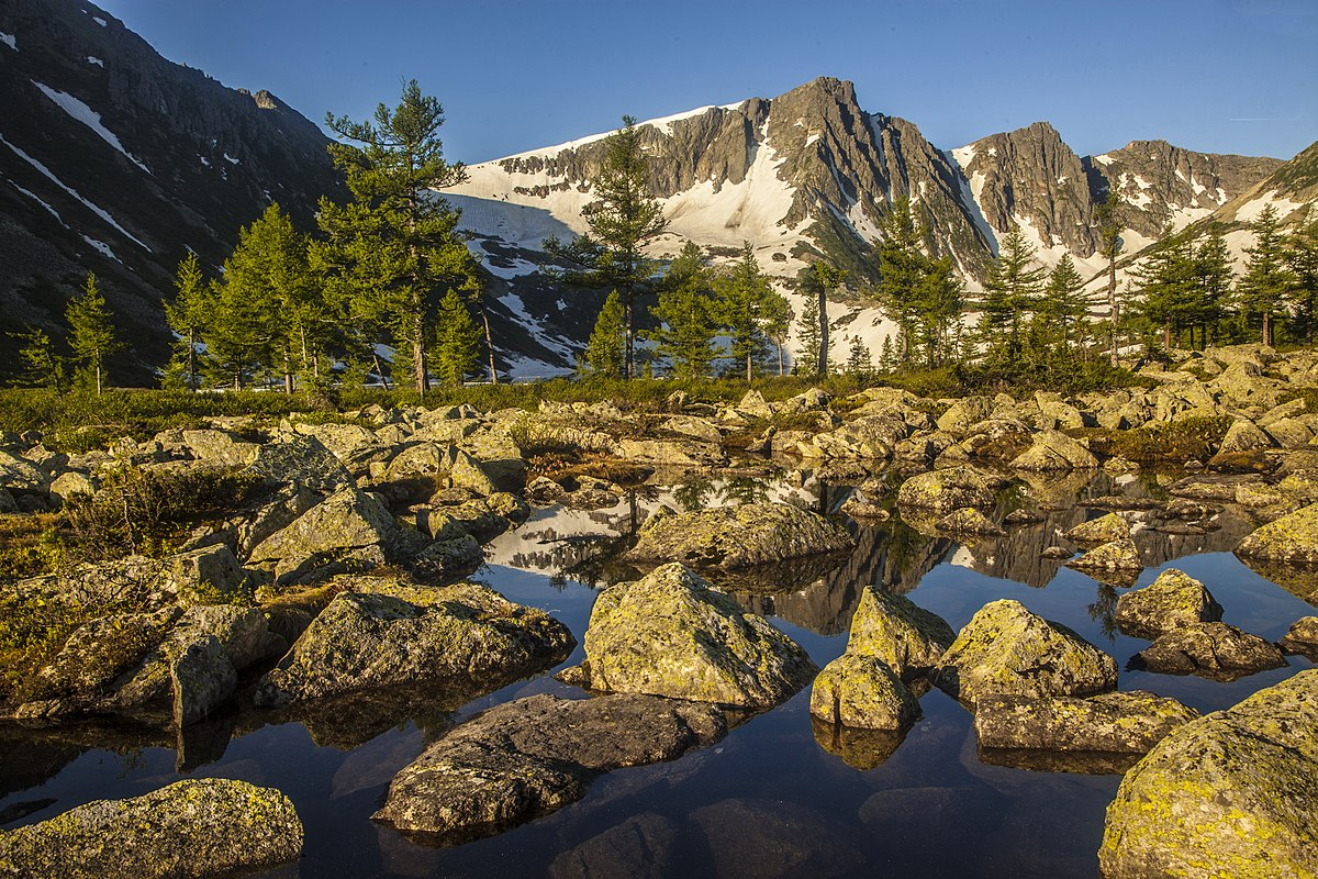 Золотая долина протянулась на 30 километров и окружена горными массивами, озерами, водопадами и ледниками. Александра1990, CC BY-SA 4.0 via Wikimedia Commons