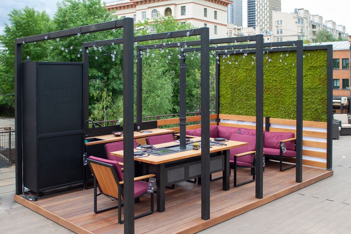 На фестивале мы представили террасу, укомплектованную мебелью в стиле лофт нашего производства: бездымным столом с комплектом стульев, непромокаемой мягкой мебелью и уличным кухонным гарнитуром